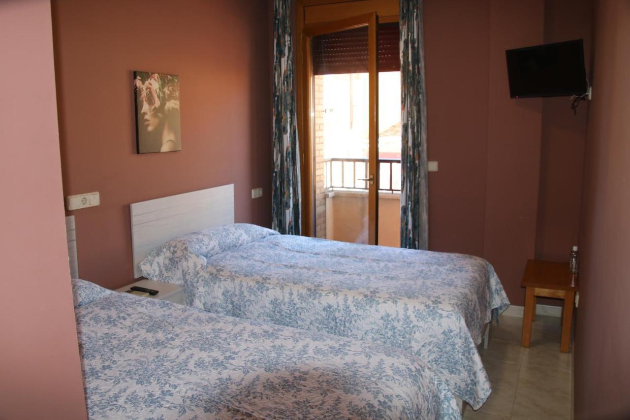 Hostal Burgales Milagro Exterior photo